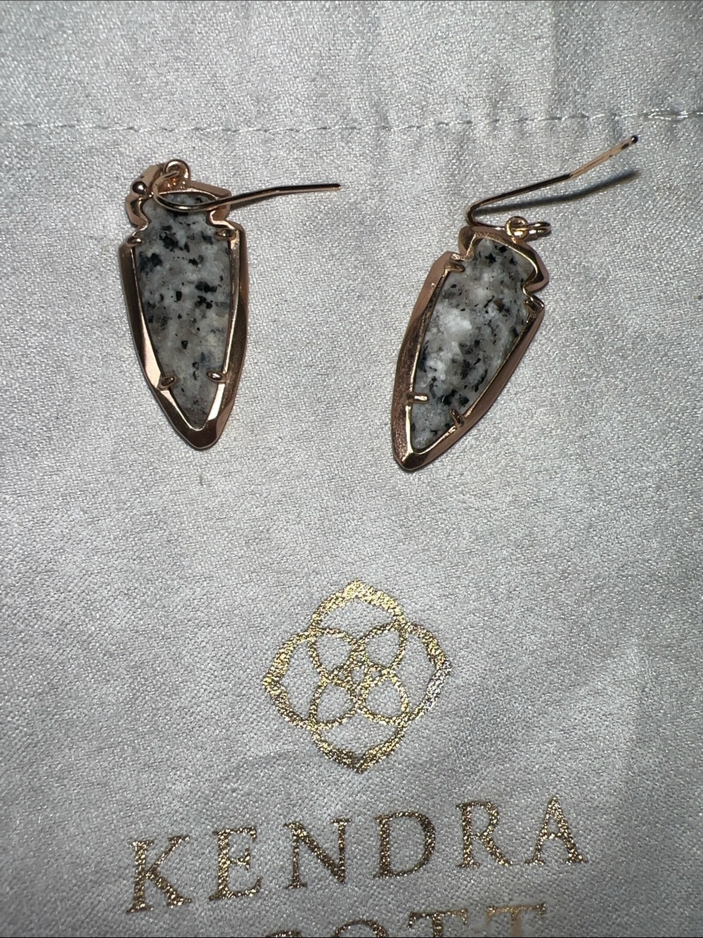 Kendra Scott Gray Speckled Arrowhead Drop Earrings with Gold Frame